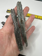 Load image into Gallery viewer, Blue Kyanite Blades - LG
